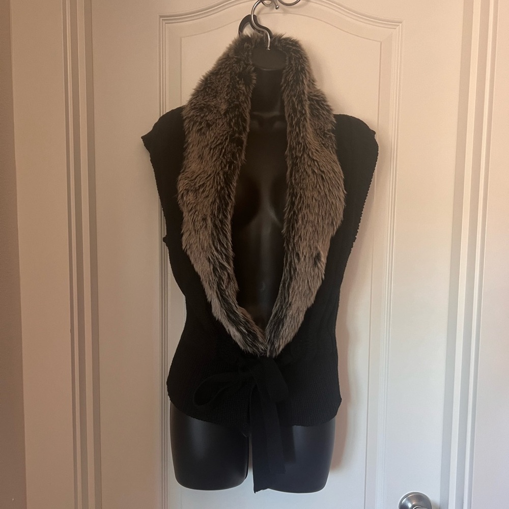 NEW DIRECTIONS BLACK SWEATER VEST WIT FAUX FUR COLLAR